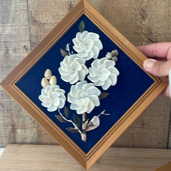 Vintage Handmade seashell flower art with blue velvet fabric and wooden frames - Picture 6 of 9